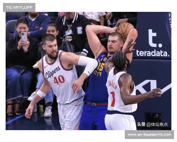 WNBA常规赛焦点战狂热对决火花季后赛争夺胜利或成最终排名关键